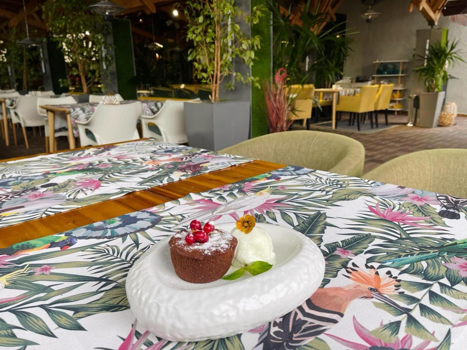 Hotel Brilliant Meses Zalau Ngoại thất bức ảnh